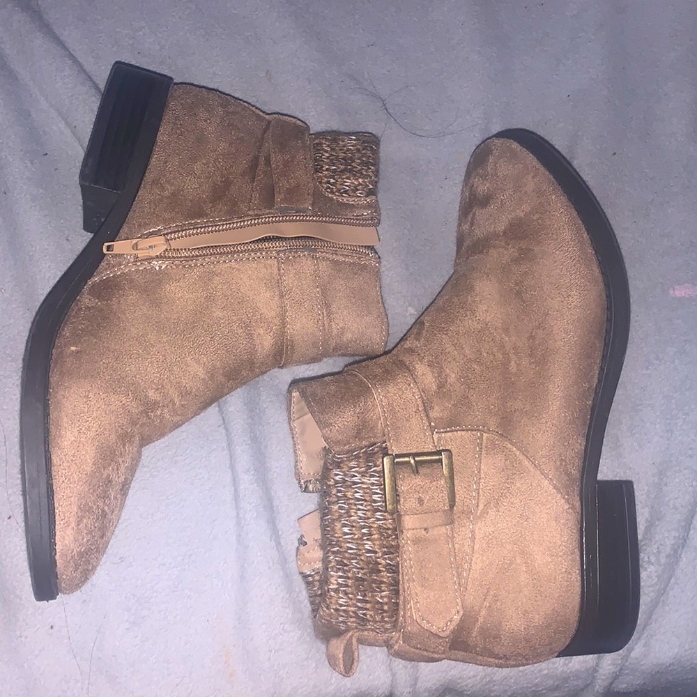 these are casual ankle trotted boots for women !!